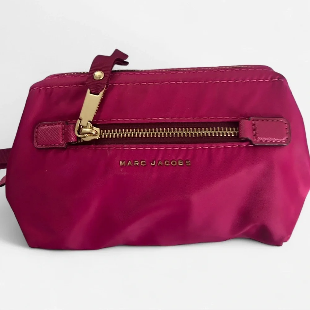 Marc Jacobs Red Cosmetic Bag Sleek Design High-Quality